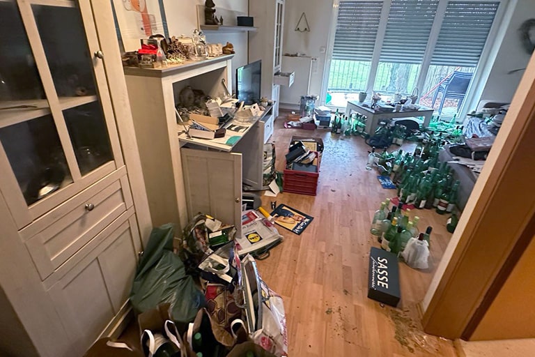 messi_v1-min Messiwohnung Entrümpelung Wohnzimmer Vorher